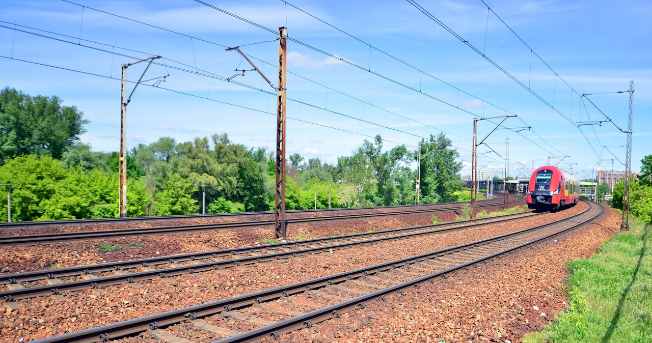 Śmieciarka uszkodziła trakcję kolejową. Pociągi nie kursują