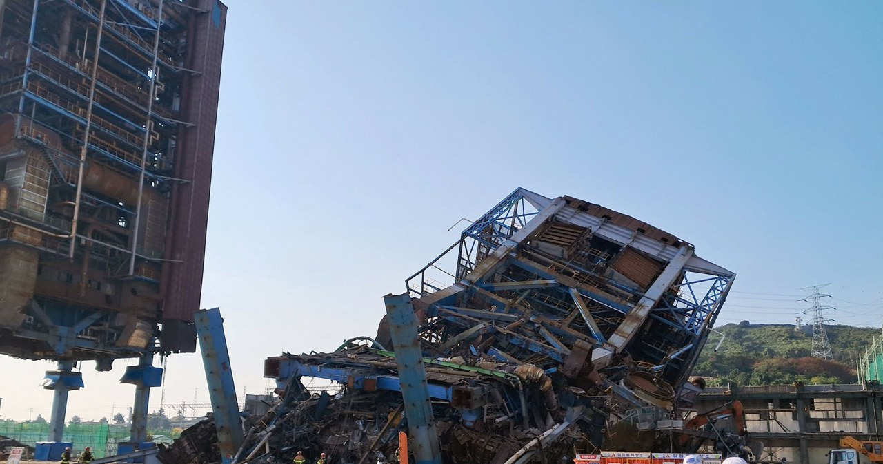 Jeden z obiektów elektrociepłowni nagle runął na ziemię. Pod gruzami co najmniej 6 osób