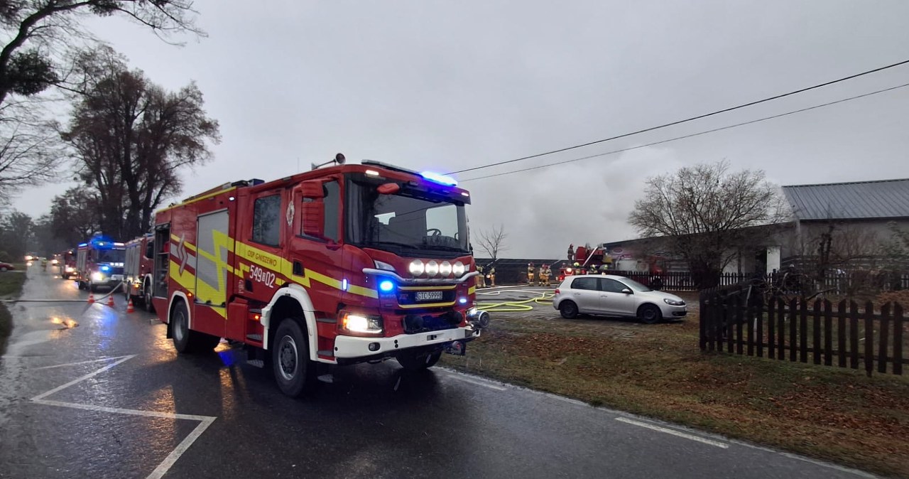 Pożar wędzarni na Pomorzu. Z ogniem walczyło blisko 50 strażaków