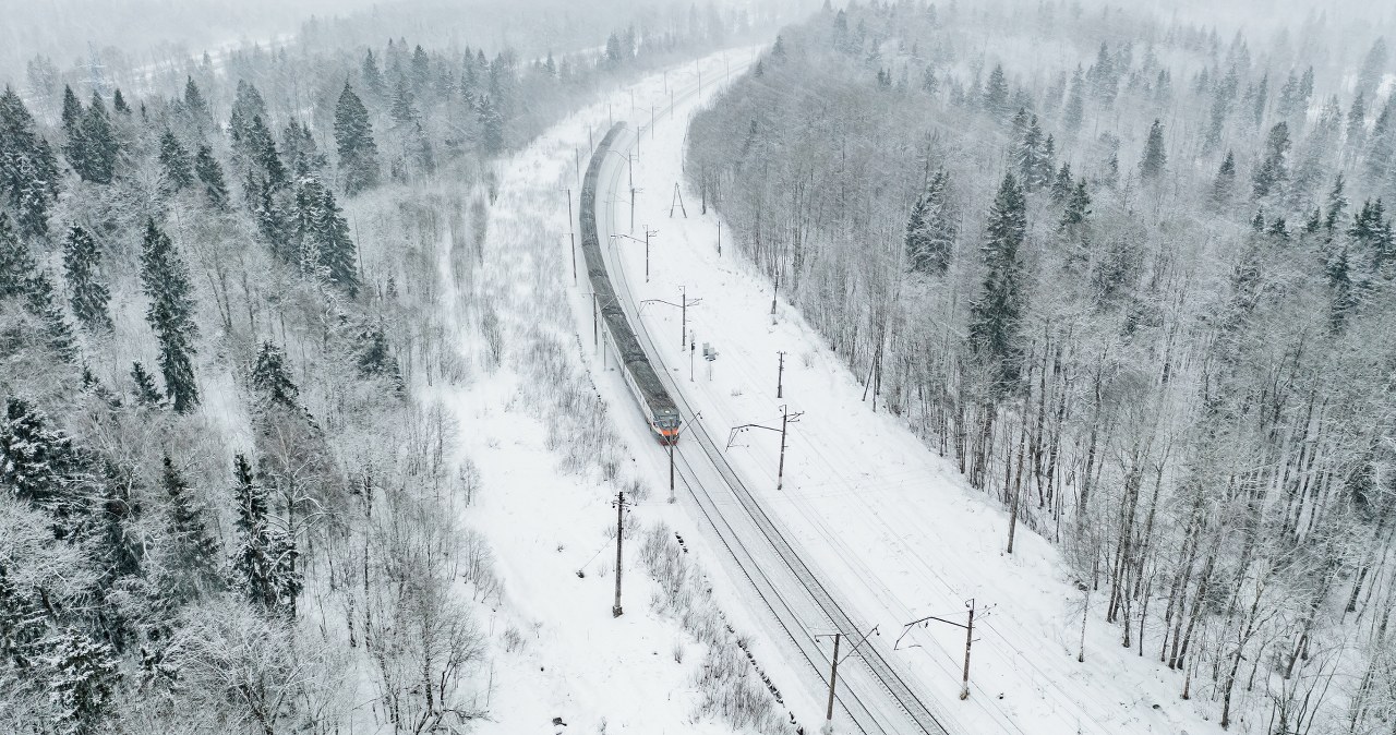 ​Pociąg ze 180 pasażerami utknął w zaspach