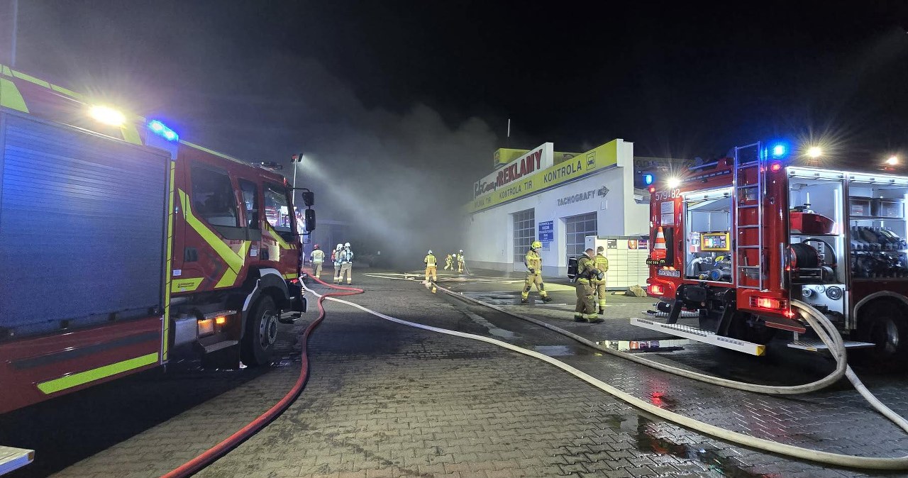 Pożar zakładu poligraficznego w Rawiczu. Pilny apel do mieszkańców