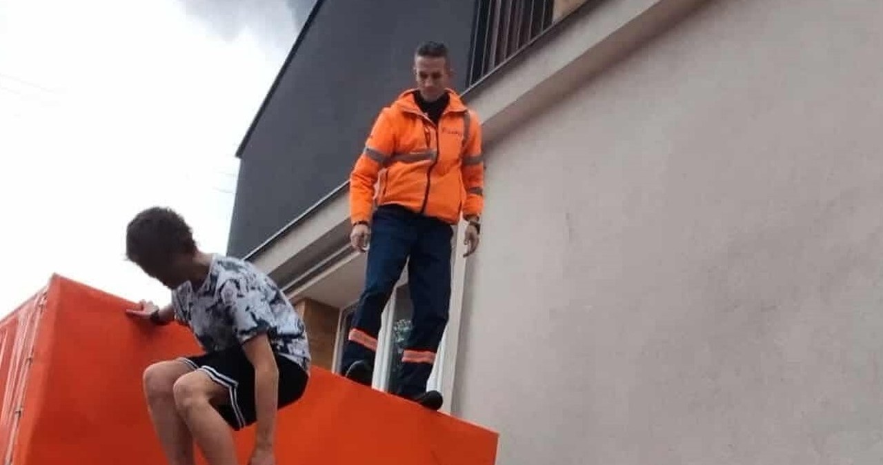 Pracownik MPO w Krakowie ratuje dziecko z pożaru. "To był instynkt"