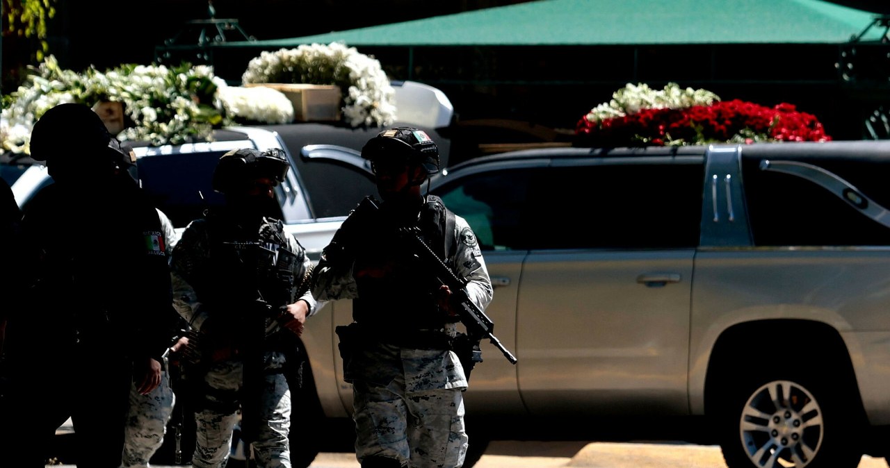 Ołtarz, figura Matki Boskiej i lista płac w siedzibie El Mencho