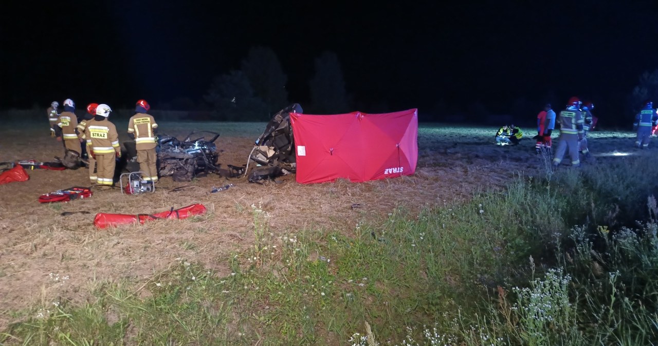 Bmw rozpadło się na kawałki. Nie żyje nastolatka, kierowca walczy o życie