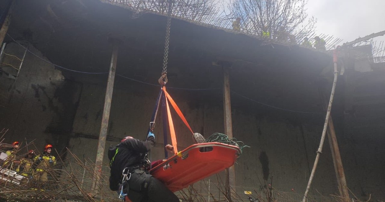 Akcja ratunkowa na budowie hotelu Roberta de Niro. Ewakuacja z głębokości 18 metrów