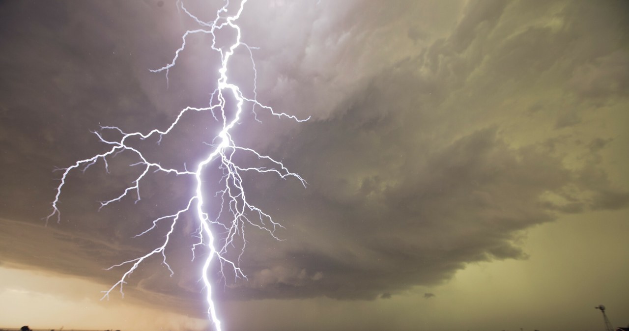 Znów nadciągają burze, możliwy grad. IMGW ostrzega