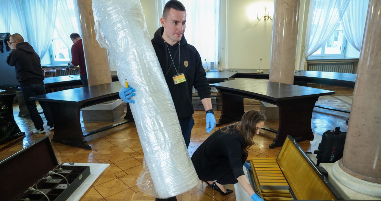 Nawrocki usuwa Okrągły Stół. "Kłuł w oczy", "Fetyszyzujecie mebel"