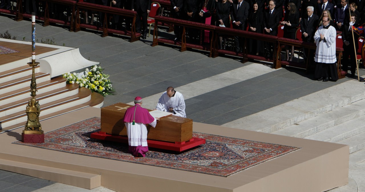 Odwrócone krzyże za trumną. Ostatnia droga Franciszka dobiega końca [RELACJA]