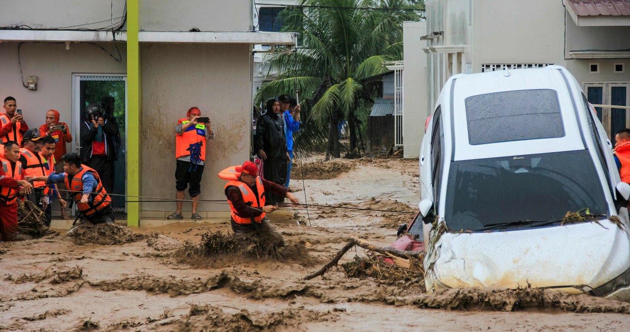Kataklizm na Sumatrze. Rośnie liczba ofiar powodzi i lawin błotnych