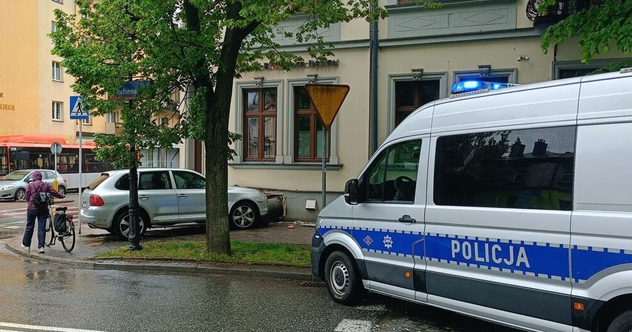 Wjechał Porsche w budynek w centrum miasta. Groźna sytuacja w Rzeszowie