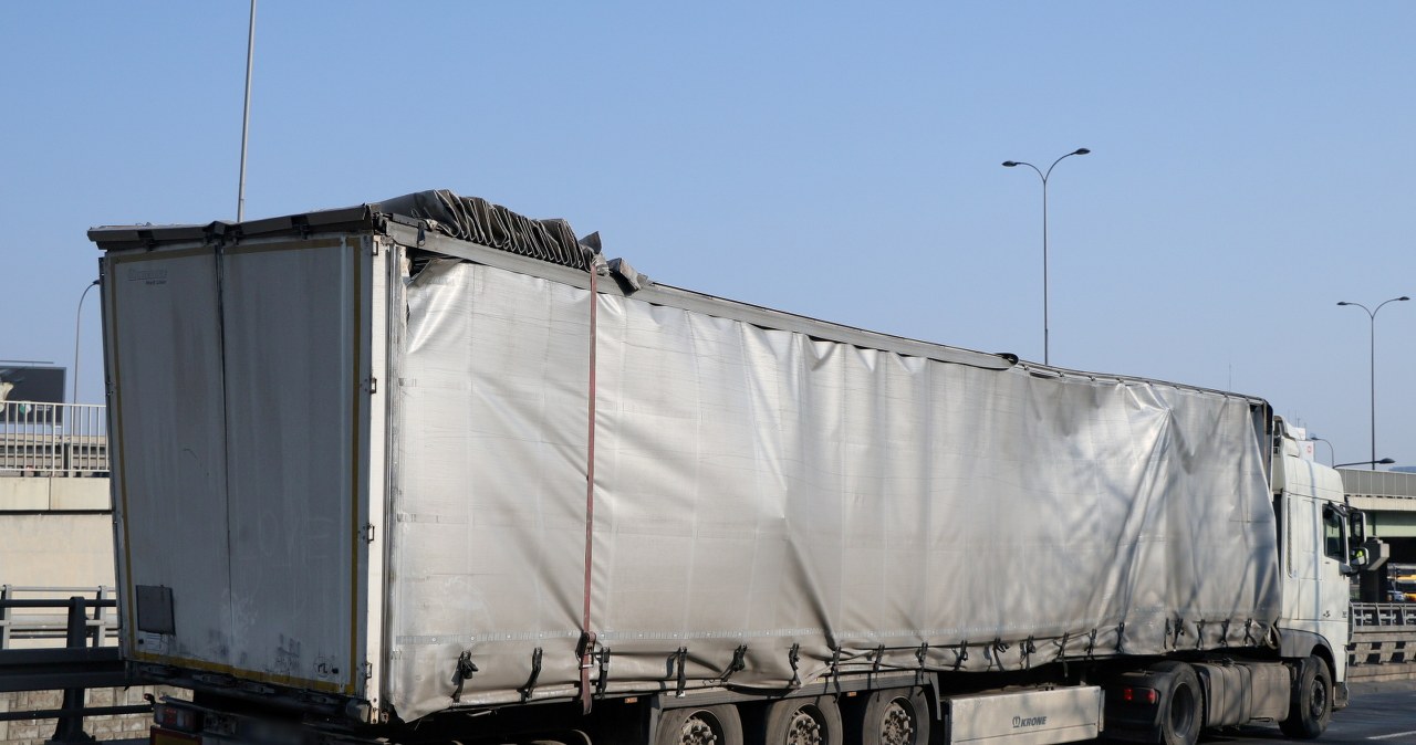 Zablokował ważny tunel i uciekł. Policja zatrzymała kierowcę ciężarówki