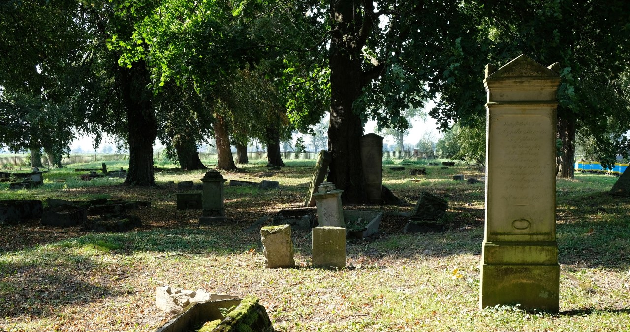 O takich nagrobkach mogliście nie słyszeć. Pielęgnują je pasjonaci