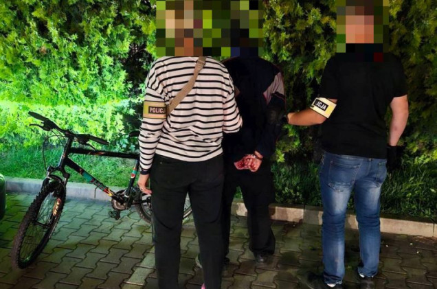 Podrzucili niewybuchy przy galerii handlowej. 34-latek zatrzymany, policja szuka drugiego sprawcy