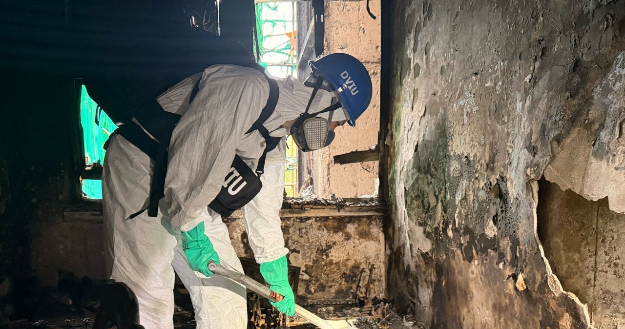 Ciała na klatkach i dachach. Przerażające zdjęcia z wnętrza "piekła"