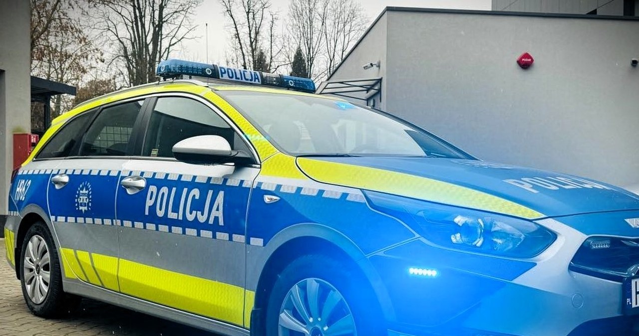 Agresywny mężczyzna pogryzł radiowóz. Został wydalony z Polski