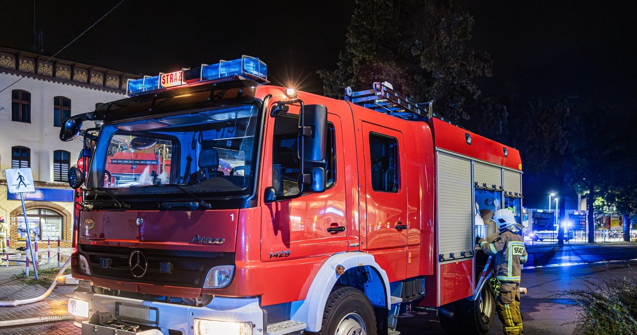 Ewakuacja ok. 400 osób. Pożar elewacji galerii w Płocku