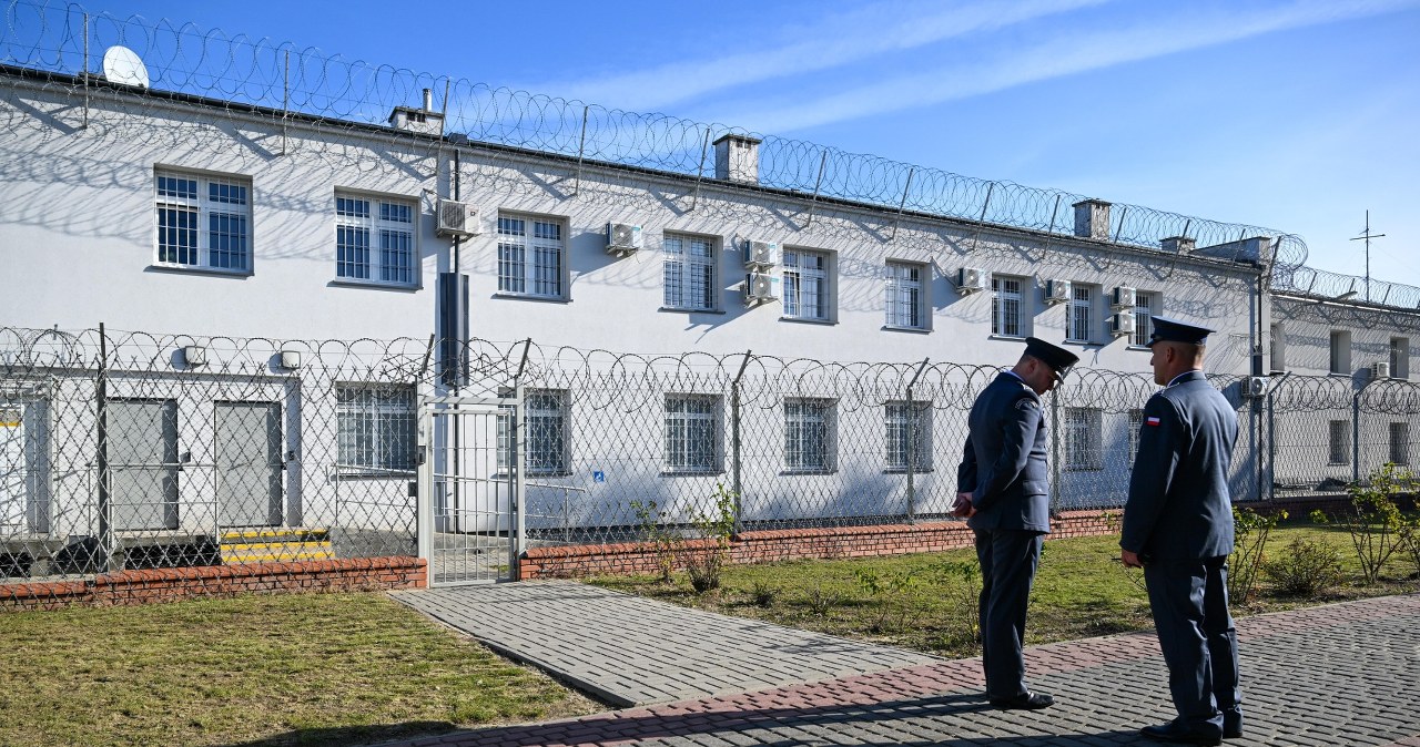 Osadzeni przepiłowali kratę i wyszli na dach. Co dalej ze strażnikami?