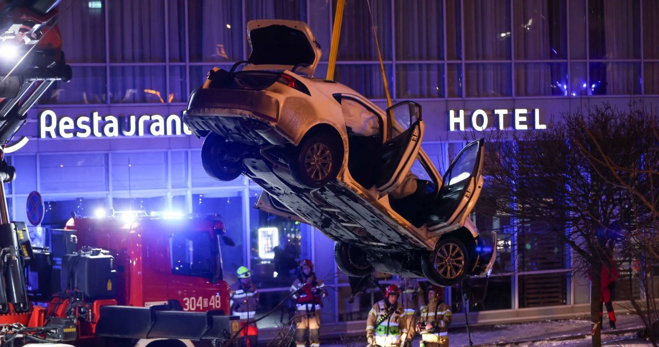 O krok od tragedii we Wrocławiu. Samochód z impetem wpadł do Odry