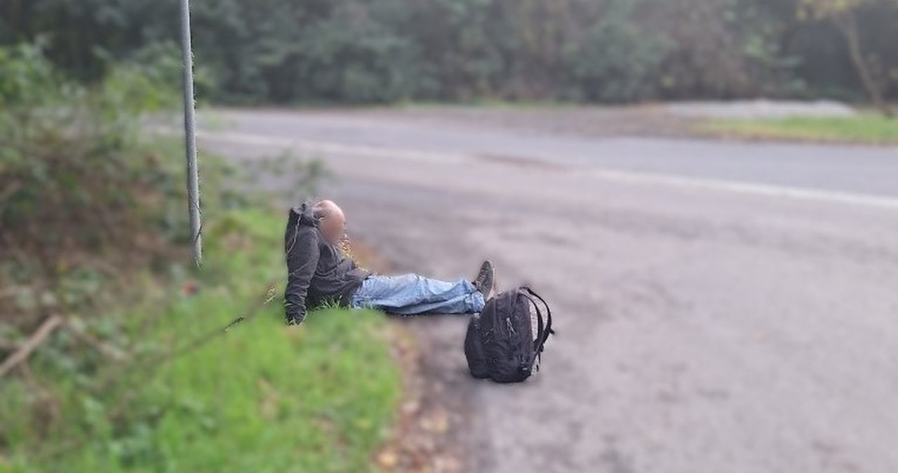 Siedział na skraju jezdni, milczał. Straż miejska o tajemniczym mężczyźnie