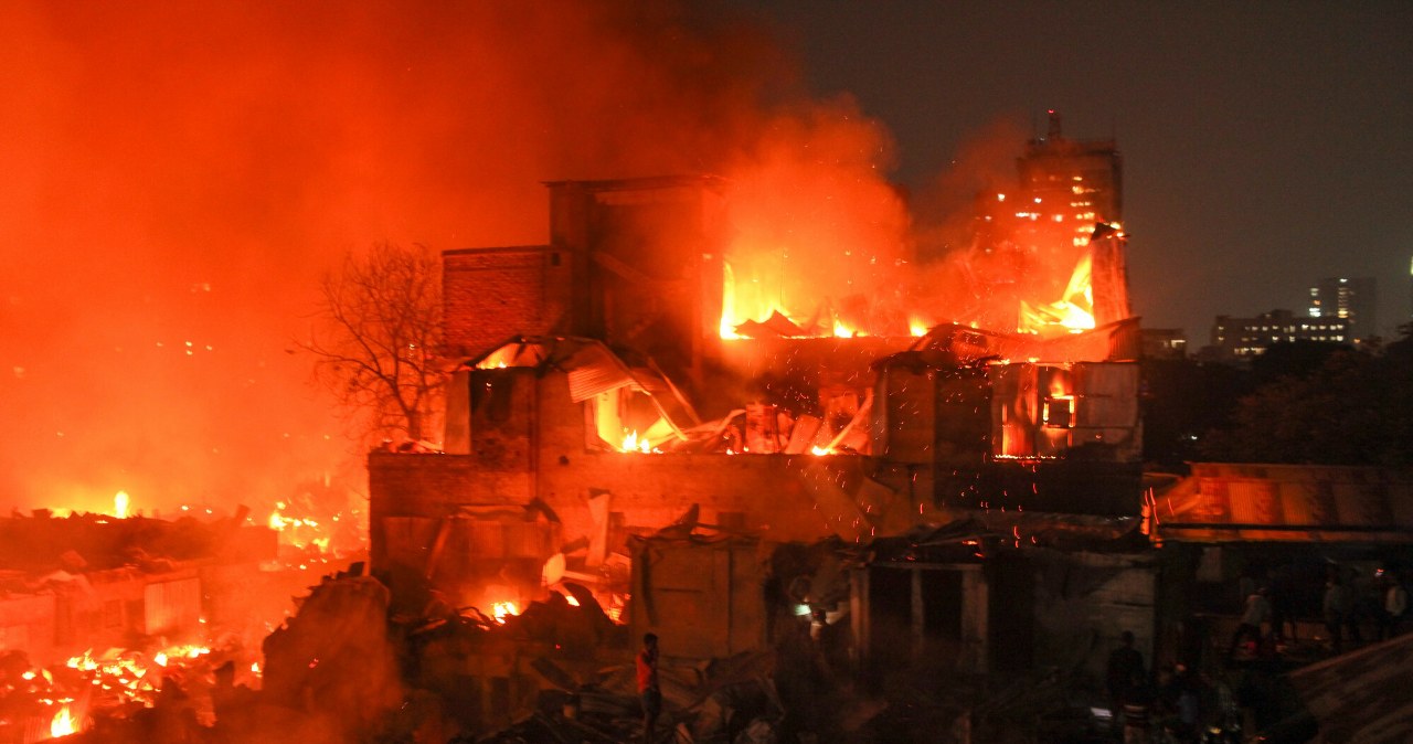 Potężny pożar slumsów. Płomienie sięgały nieba, tysiące ludzi uciekały