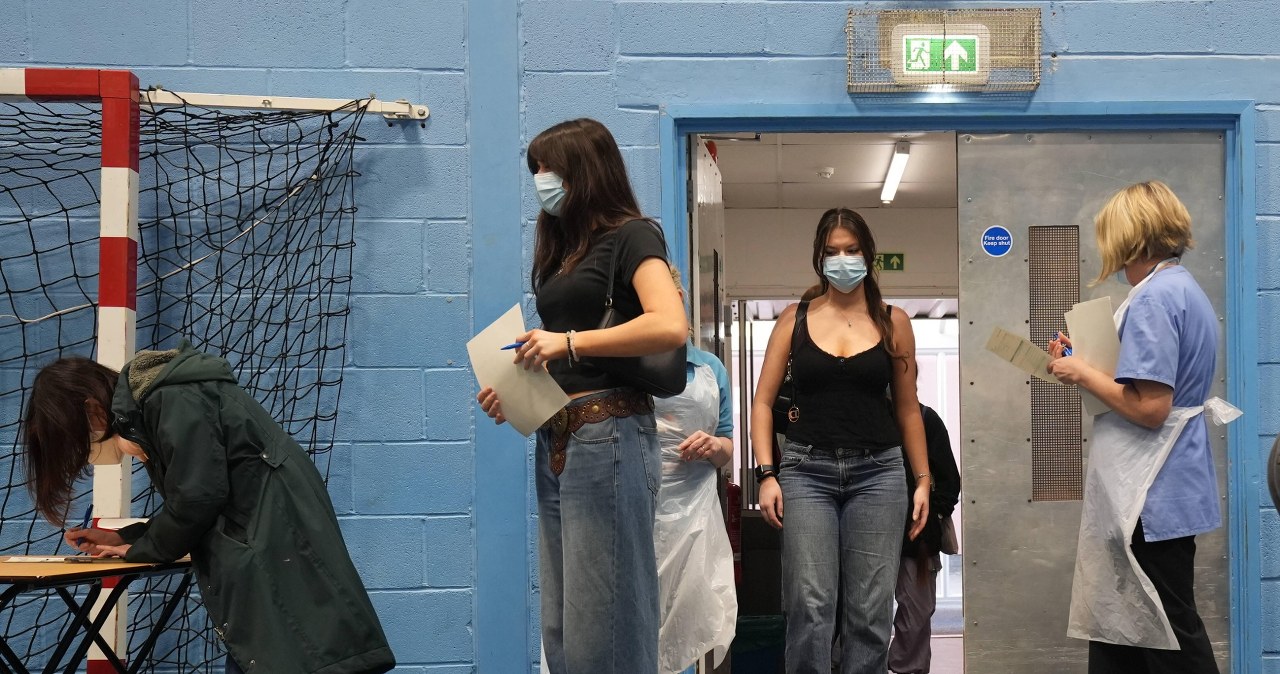 Groźna choroba rozprzestrzenia się. Dwie ofiary śmiertelne, kolejki po szczepionkę