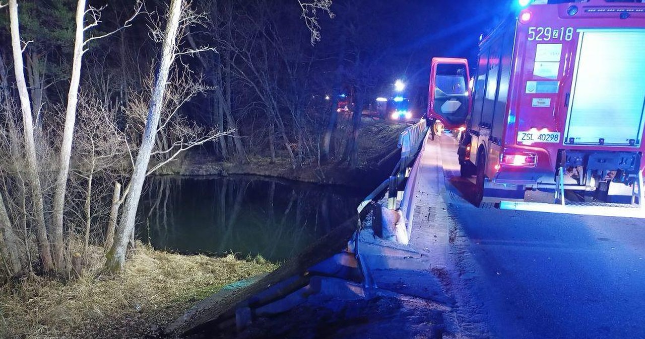 Wypadek na Pomorzu. Samochód wpadł do rzeki, nie żyje mężczyzna