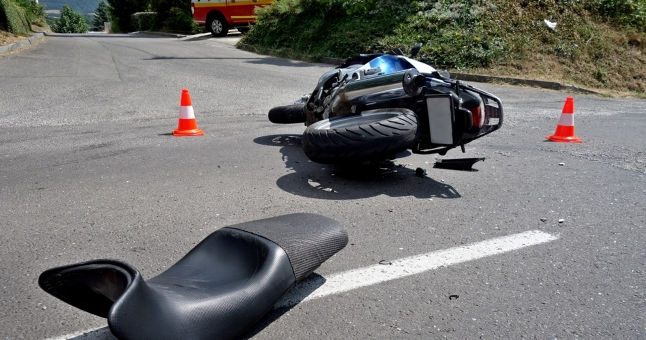 Policjant na motocyklu zderzył się z volkswagenem. Poważny wypadek na Mazowszu