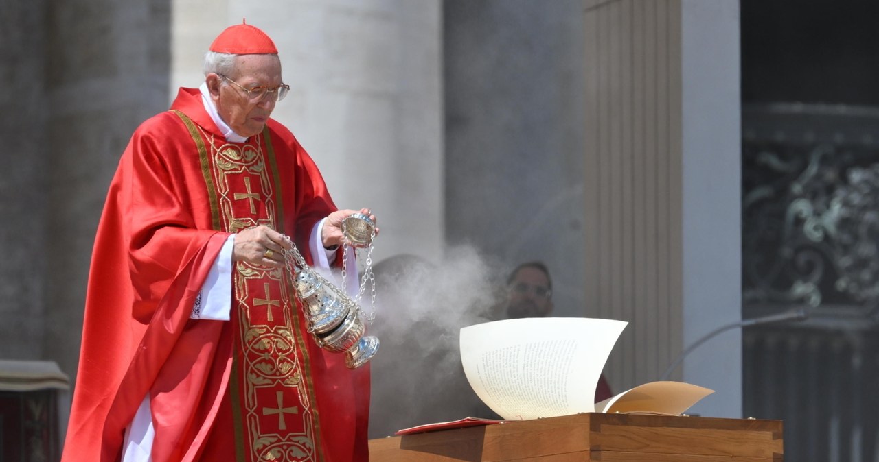 Trumna z ciałem papieża zmierza do Bazyliki Matki Bożej Większej [RELACJA]
