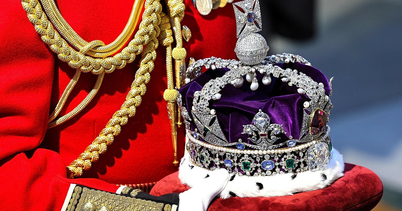 Obrzucili gablotę z koroną kremem. Cztery osoby aresztowane