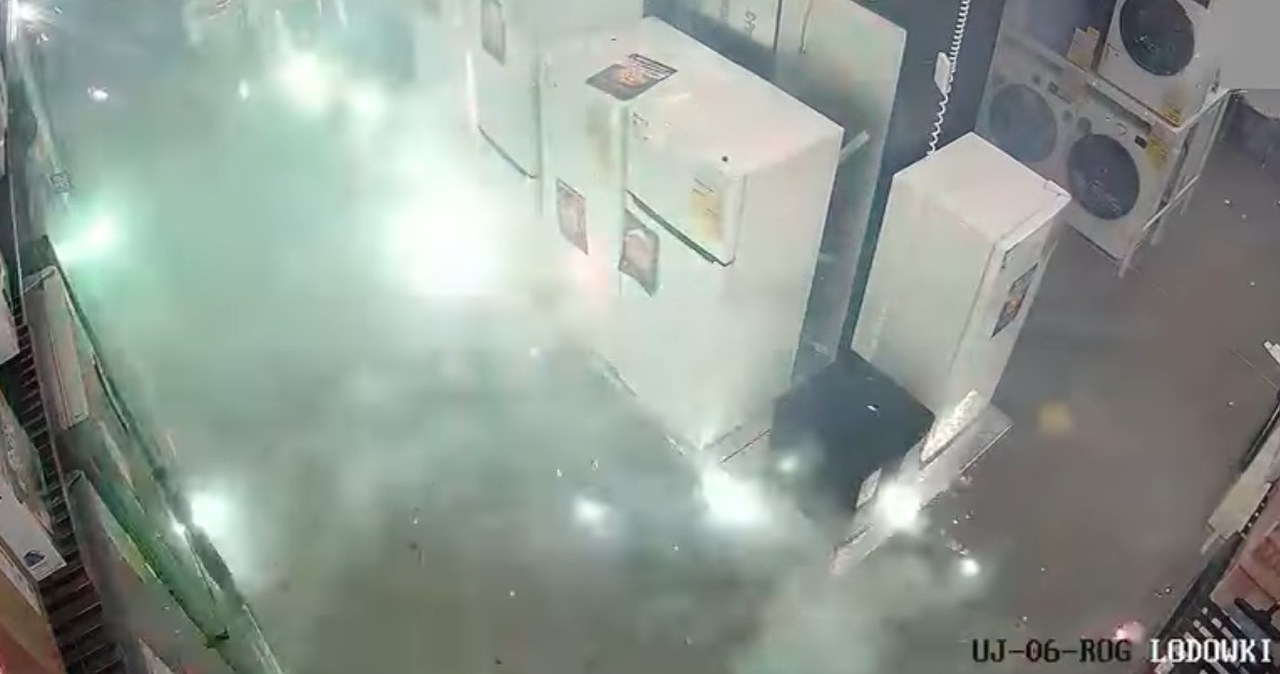 Odpalili fajerwerki w sklepie, by ukraść kontroler. Policja publikuje nagranie