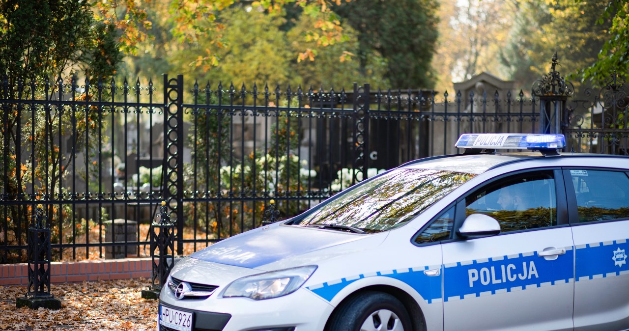 171 nagrobków splądrowanych. Sprawcom puściły hamulce, pilny apel policji