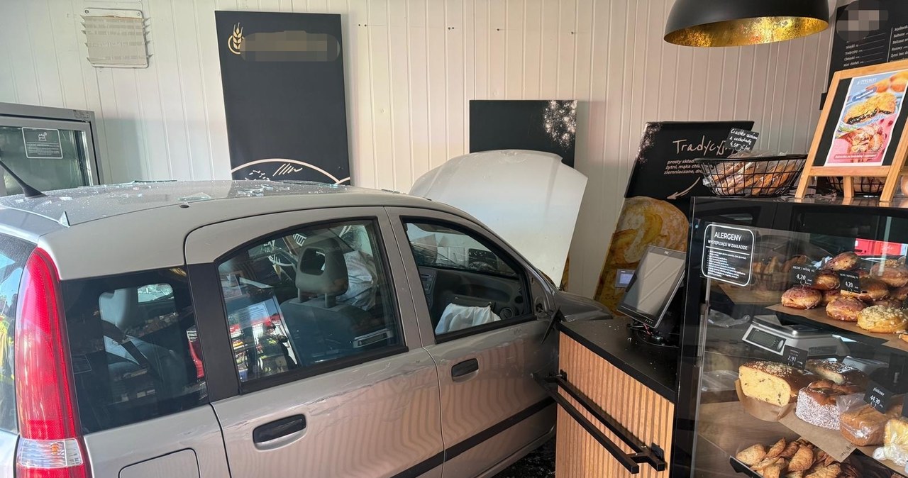 Nietypowy wypadek po Warszawą. Wjechała autem do piekarni