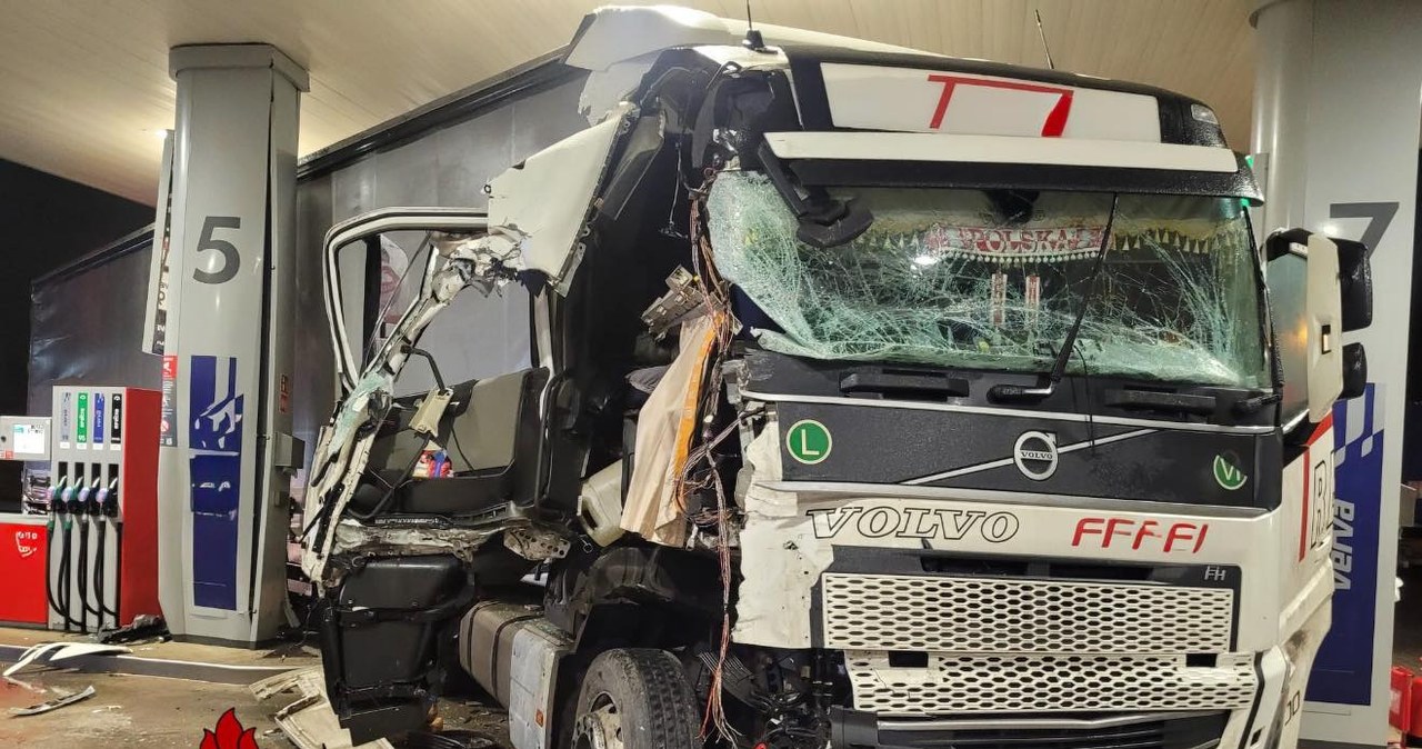 O włos od tragedii na stacji benzynowej. Ciężarówka uderzyła tuż przy dystrbutorach