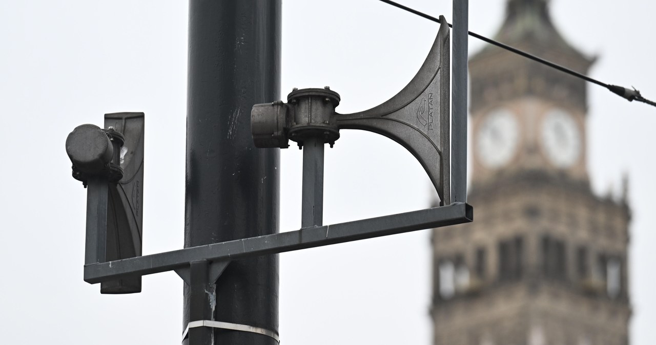 W Warszawie zawyły syreny alarmowe. Co było przyczyną?