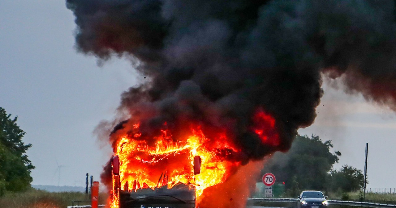 Autokar do Paryża stanął w płomieniach. Chwile grozy na autostradzie