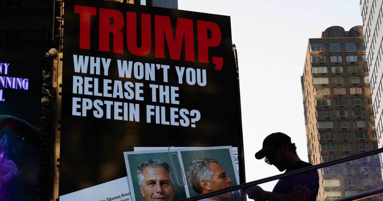 Pełne akta Epsteina ujrzą światło dzienne. Prezydent USA podpisał ustawę
