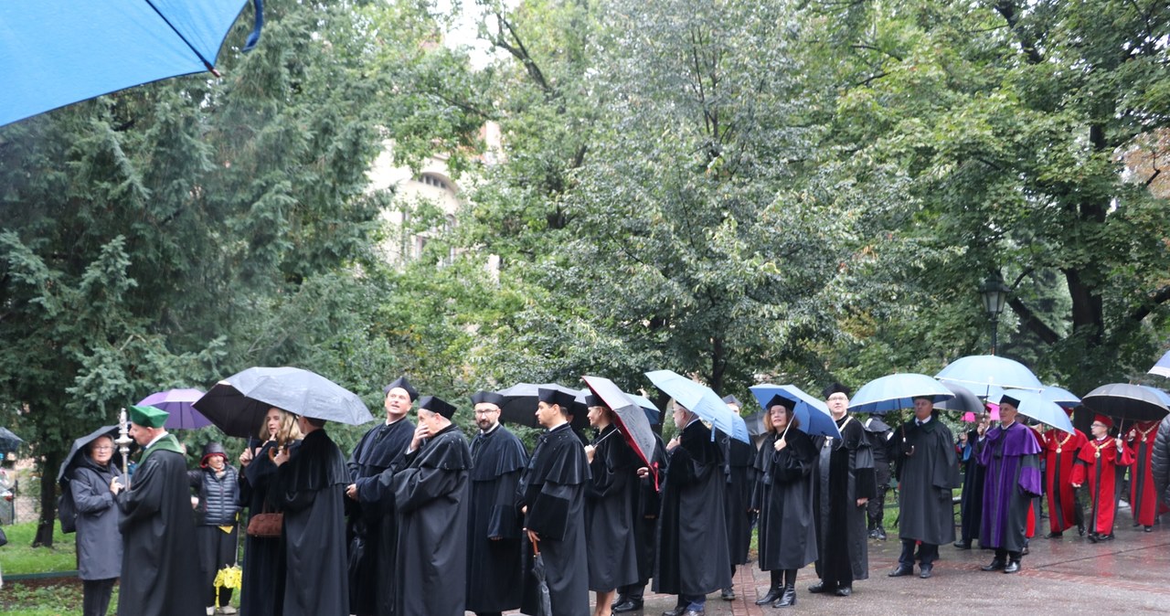 Orszak profesorki przeszedł ulicami Krakowa. ZDJĘCIA