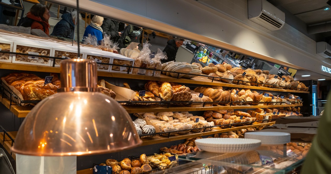 Chleb "wiejski", bułka "babuni", bochenek "staropolski". Jak oszukują w piekarniach