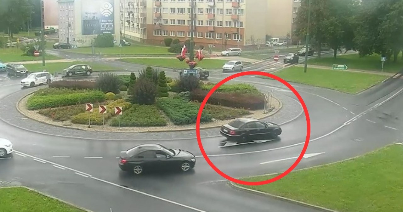 3 tys. zł mandatu i 10 pkt karnych dla kierowcy mercedesa. Naganny manewr [FILM]