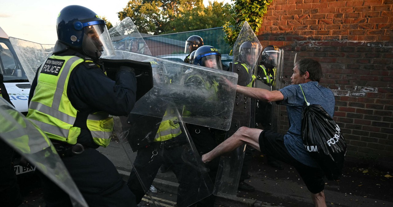 Obrzucili policjantów cegłami. Zamieszki po zabójstwie polskiego studenta