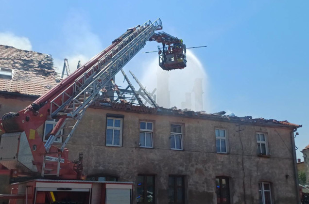 Pożar budynku w Kamieńcu Ząbkowickim. Wśród poszkodowanych strażak