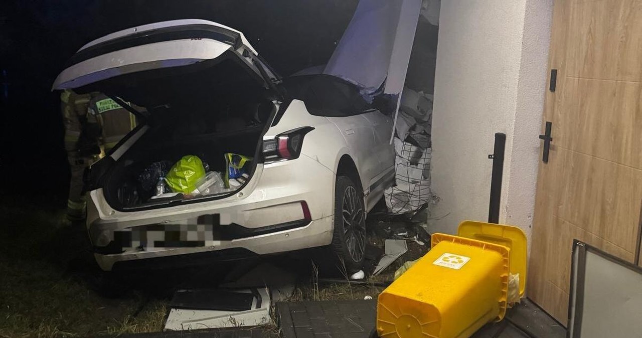 Pomyliła gaz z hamulcem i wjechała w dom w Lesznowoli