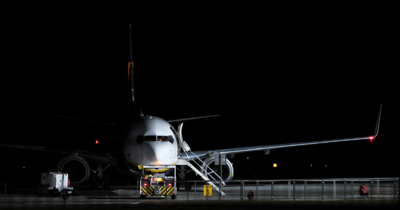 Lotnisko Warszawa-Modlin sparaliżowane. Śnieg pokrzyżował plany podróżnym