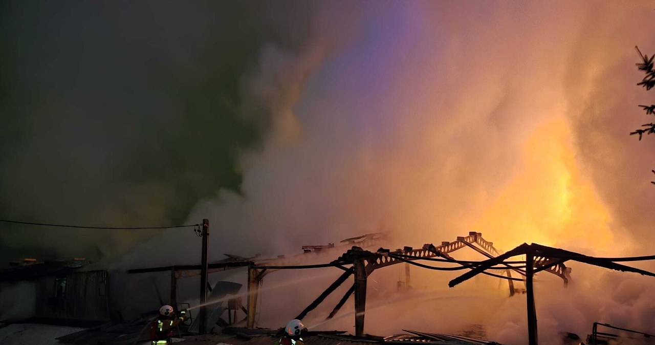 Kłęby dymu nad Nowym Modlinem. Spłonęła hala z odpadami