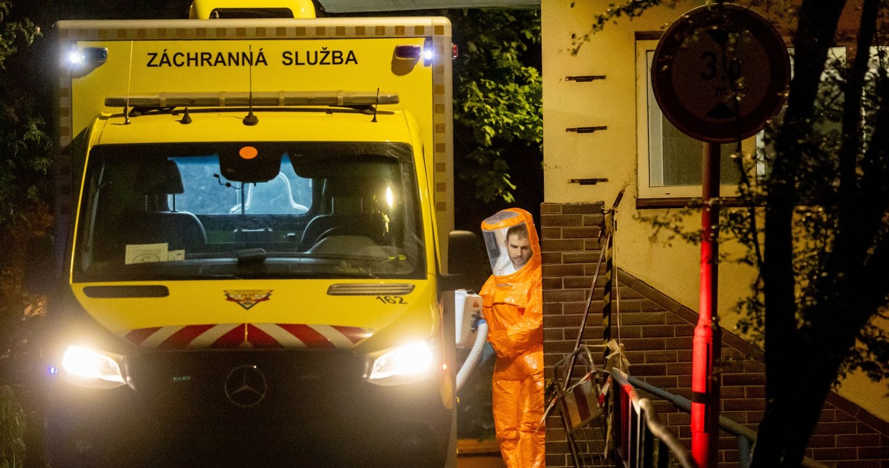 Ratownicy w specjalnych kombinezonach, 3-tygodniowa izolacja. Miał kontakt z Ebolą