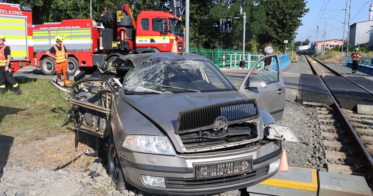 Uciekał przed policją, wjechał pod pociąg