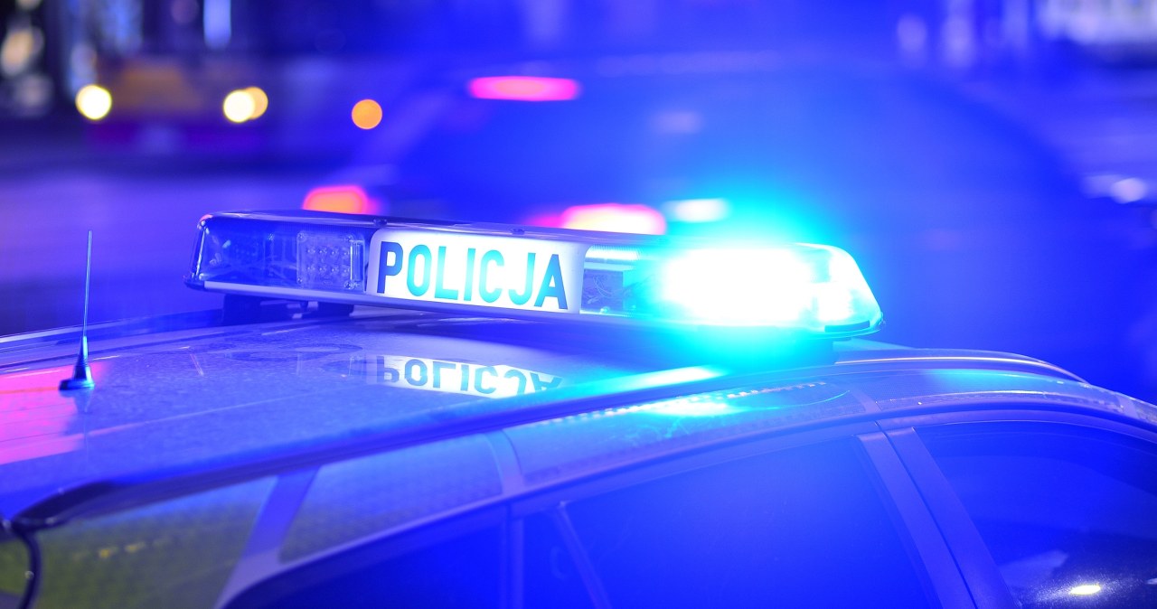 Sześć osób rannych, w tym policjanci. Ucieczka i dachowanie