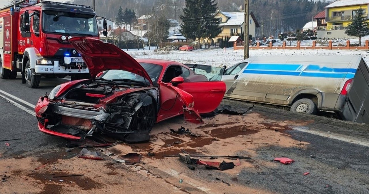 Rozbite Porsche, bus w rowie. Groźny wypadek koło Strzyżowa