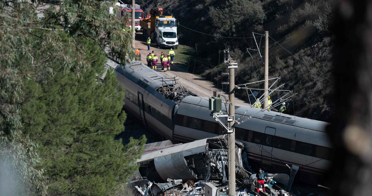 Sześciolatka samotnie szła wzdłuż torów. Straciła całą rodzinę w katastrofie