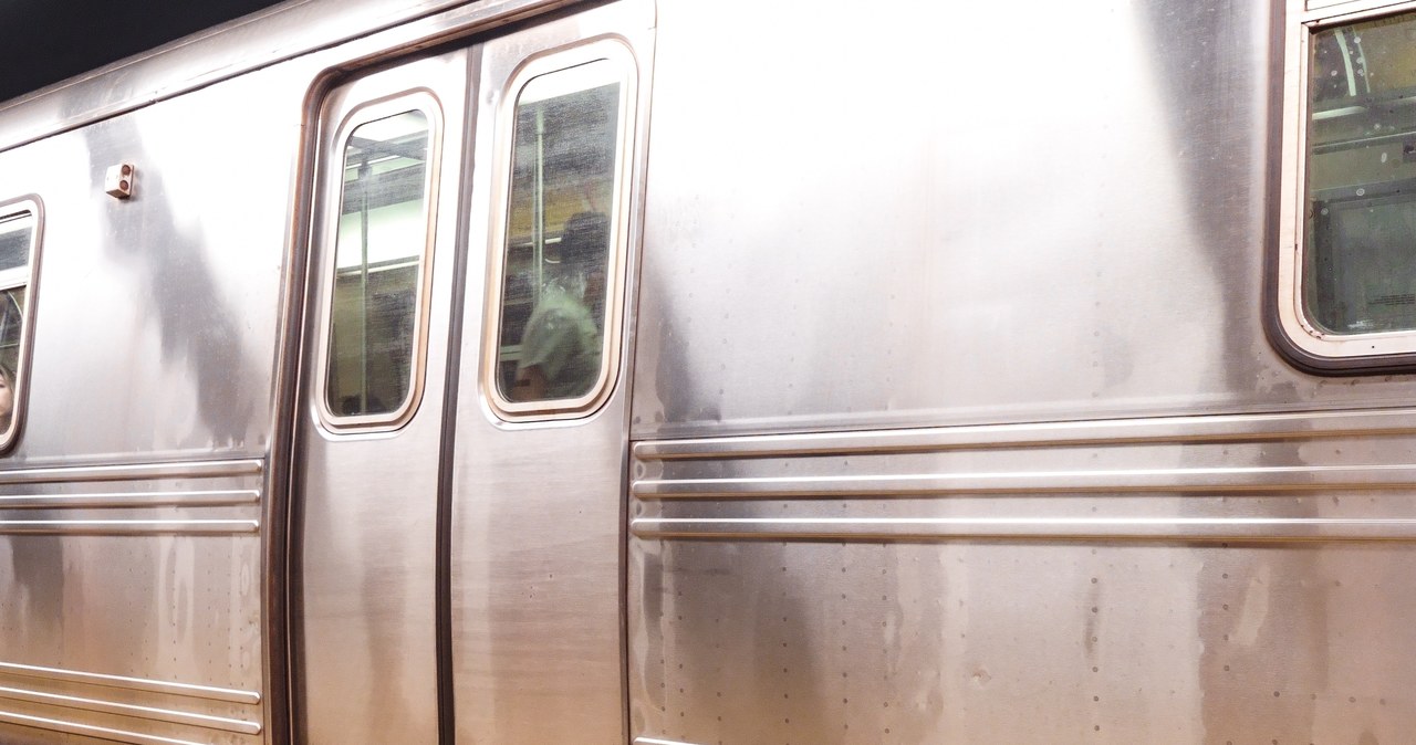 Wstrząsające odkrycie. Martwe nastolatki na dachu metra